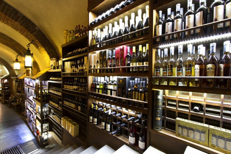 vitrine-LA GARDE-min_world_street_travel_shop_canon_georgia_wine_bottles-429767